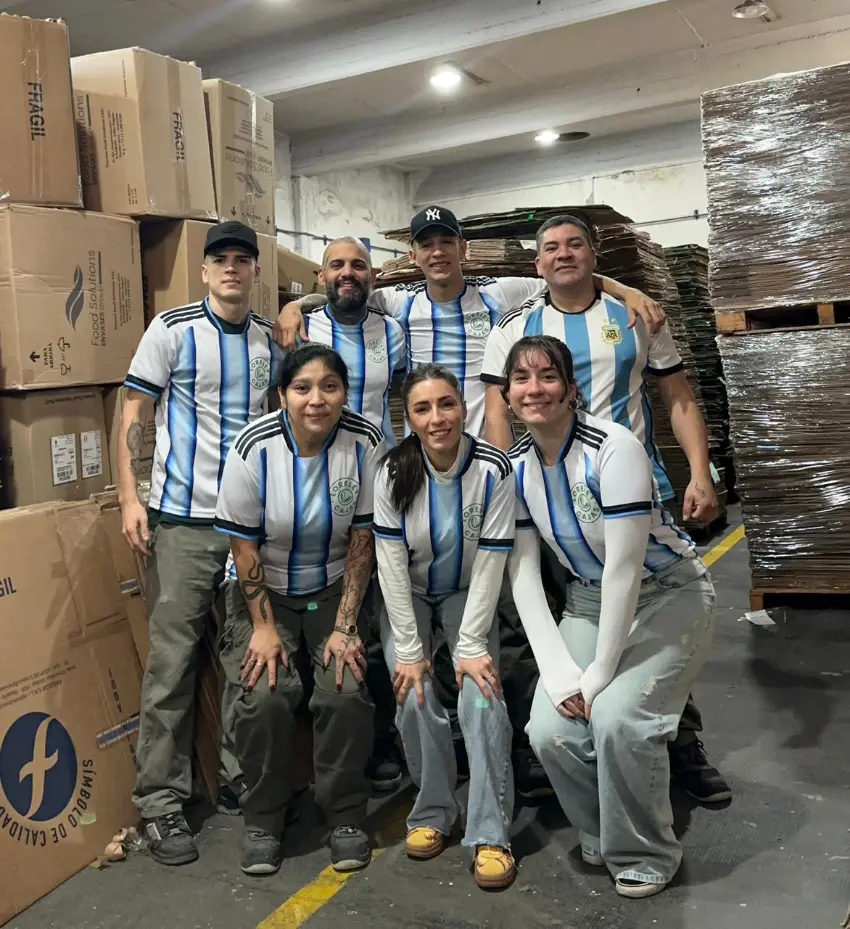 Equipo de Loreley Cajas trabajando con cajas
